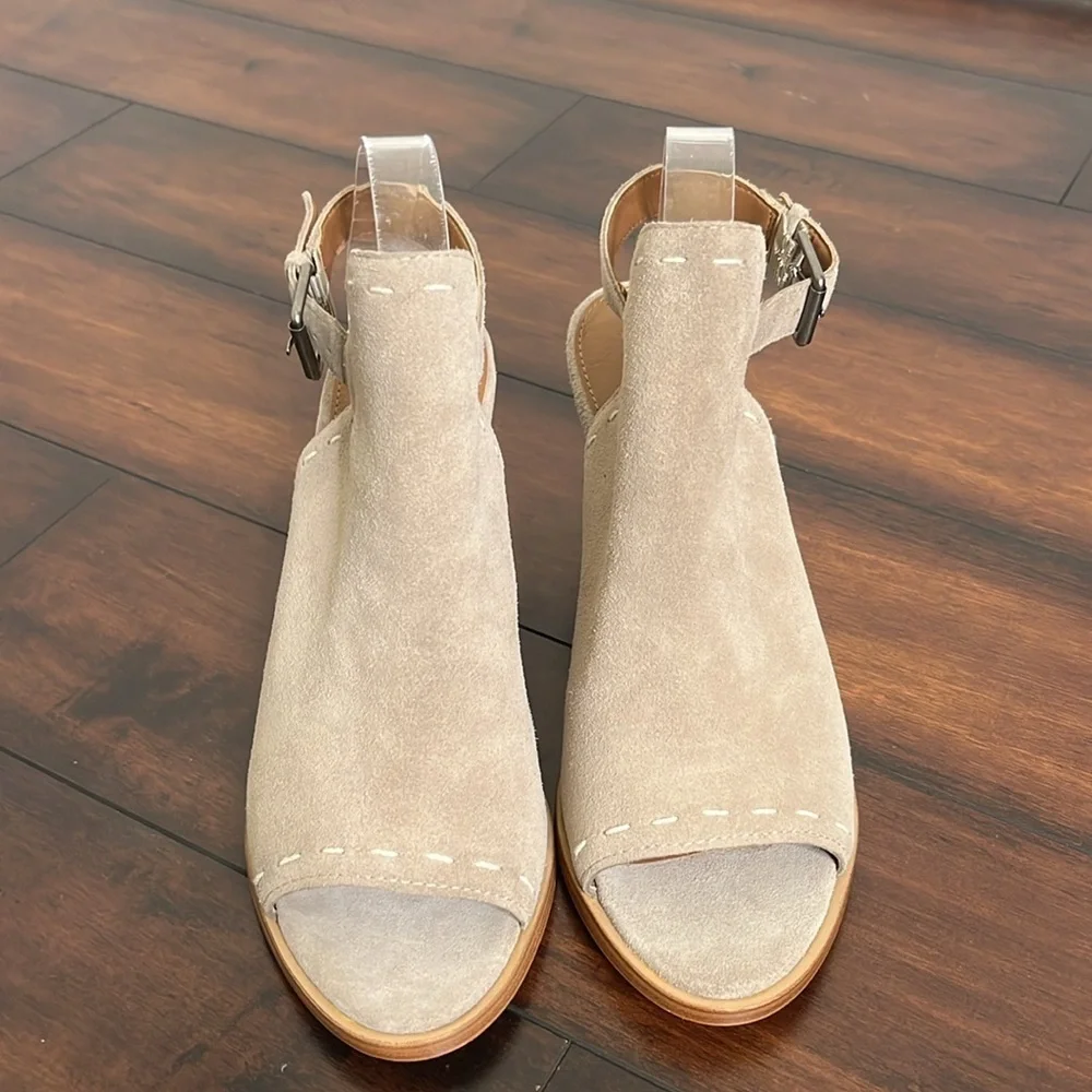 NWOB Frye & Co Donna Suede Peep Toe Ankle Booties in Ash Light Tan Size 11 Boho